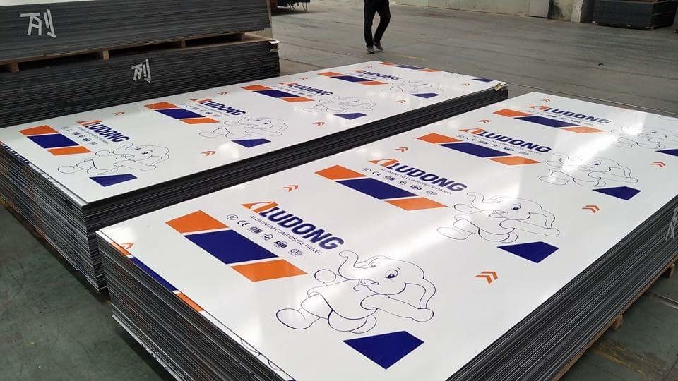 Pannello composito di alluminio ad alto lucido che protegge la superficie con rivestimento nano-PVDF e vernice auto-pulizia