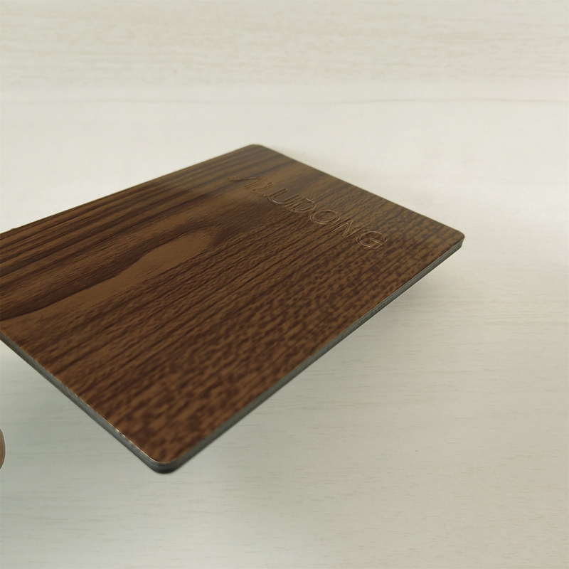 Dimensioni e colori versatili disponibili per pannelli compositi in alluminio di legno con laminazione a pellicola PVDF