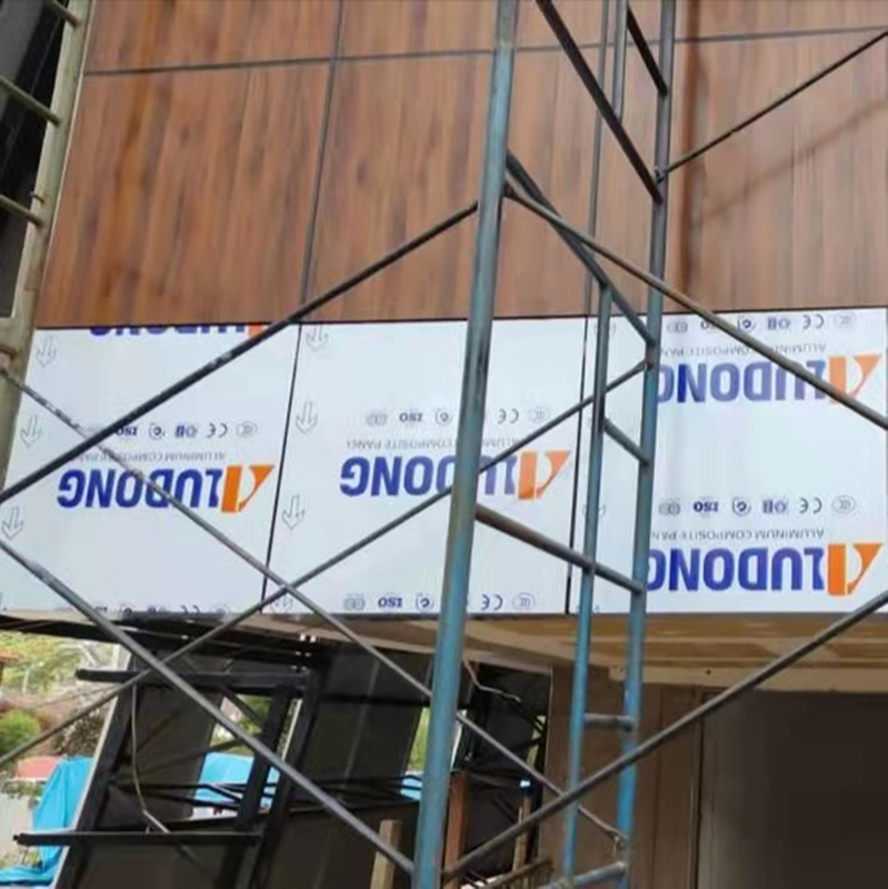 Dimensioni e colori versatili disponibili per pannelli compositi in alluminio di legno con laminazione a pellicola PVDF