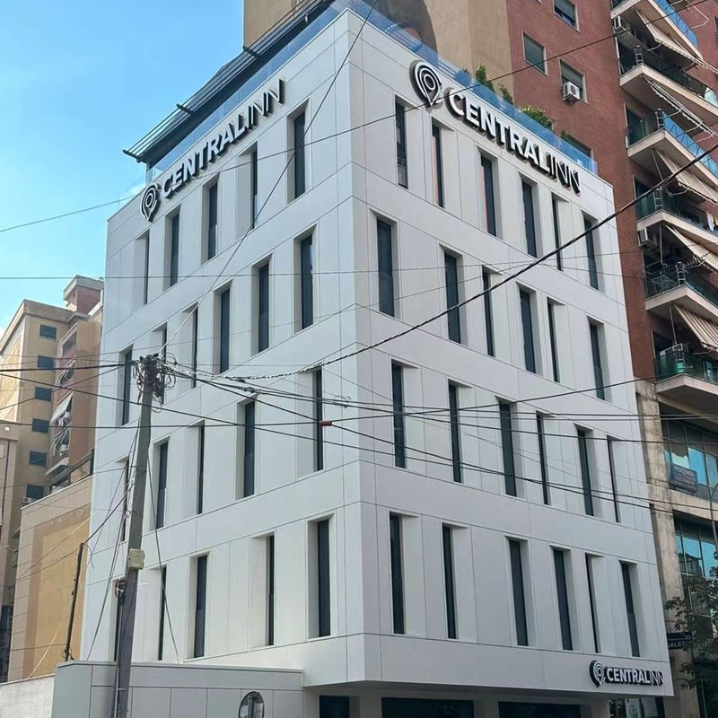 Casa prefabbricata moderna di lusso. Facile da assemblare. Container con 3 camere da letto. Casa con pannelli compositi in alluminio.