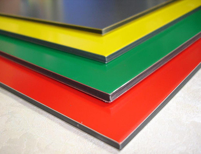 Vendita a caldo pannello composito in alluminio 4x8 ft PVDF PE rivestito ignifugo leggero personalizzato disponibile per la decorazione interna esterna